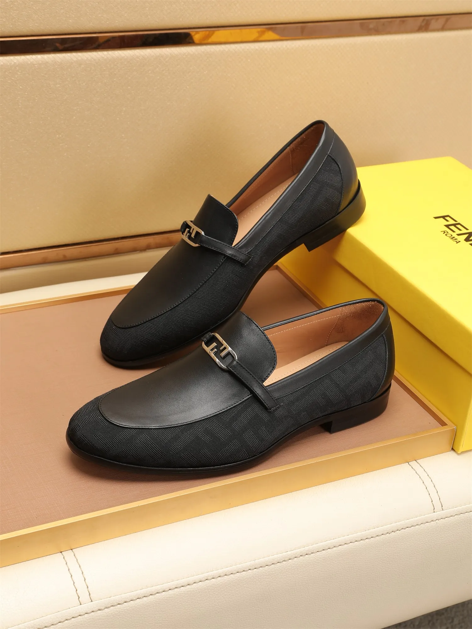 Men's shoes💰460 🕷🕷【FENDI】The latest men's formal leather shoes🇨🇳Classic series not to be missed💯The first layer is made of imported first-layer cowhide☘Original quality, the leather is smooth and delicate🎋Awesome version, perfect streamlined outline🍇Cowhide lining, size 38-44 (customized at 45.46)...